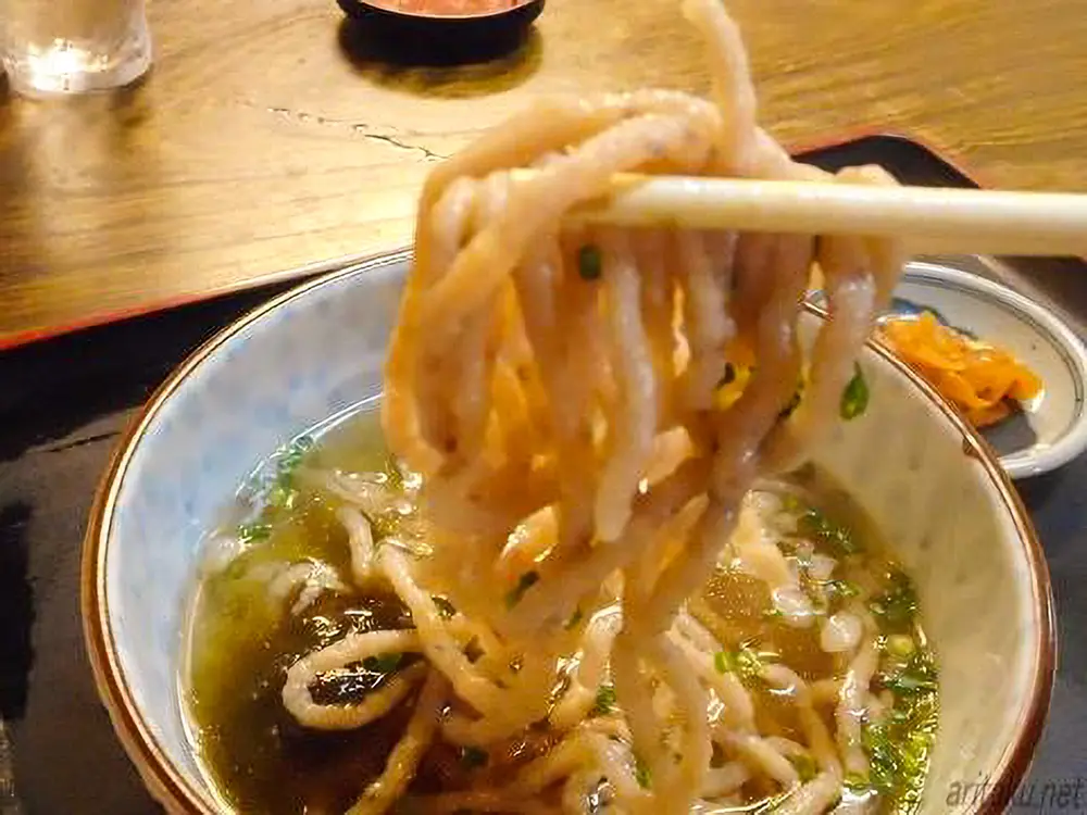 魚うどん（550円）