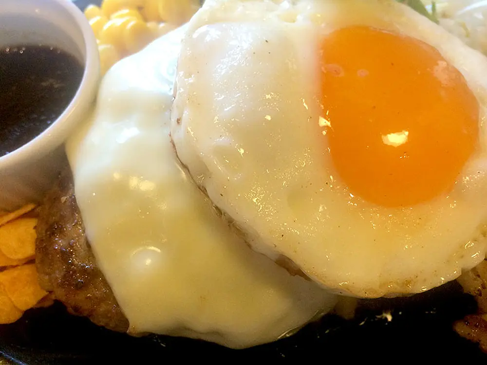 チーズハンバーグの上に目玉焼きが乗っている