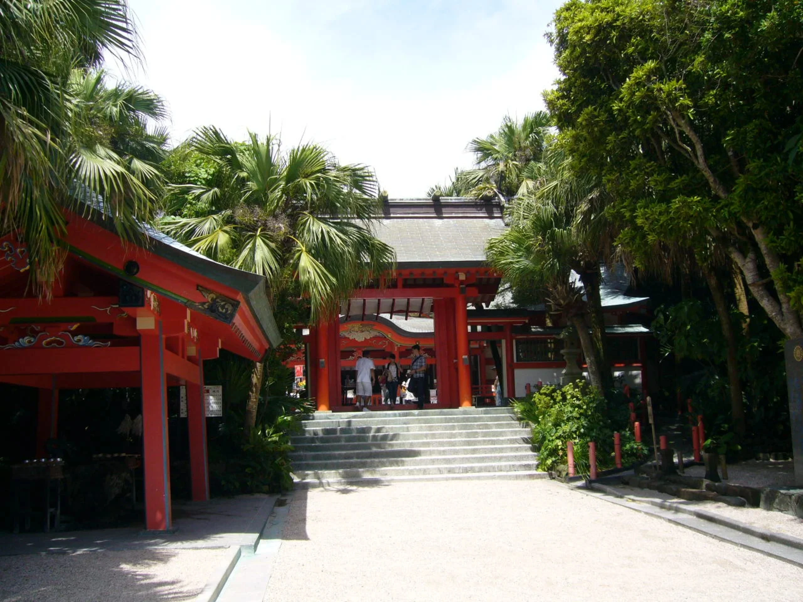 青島神社前にて