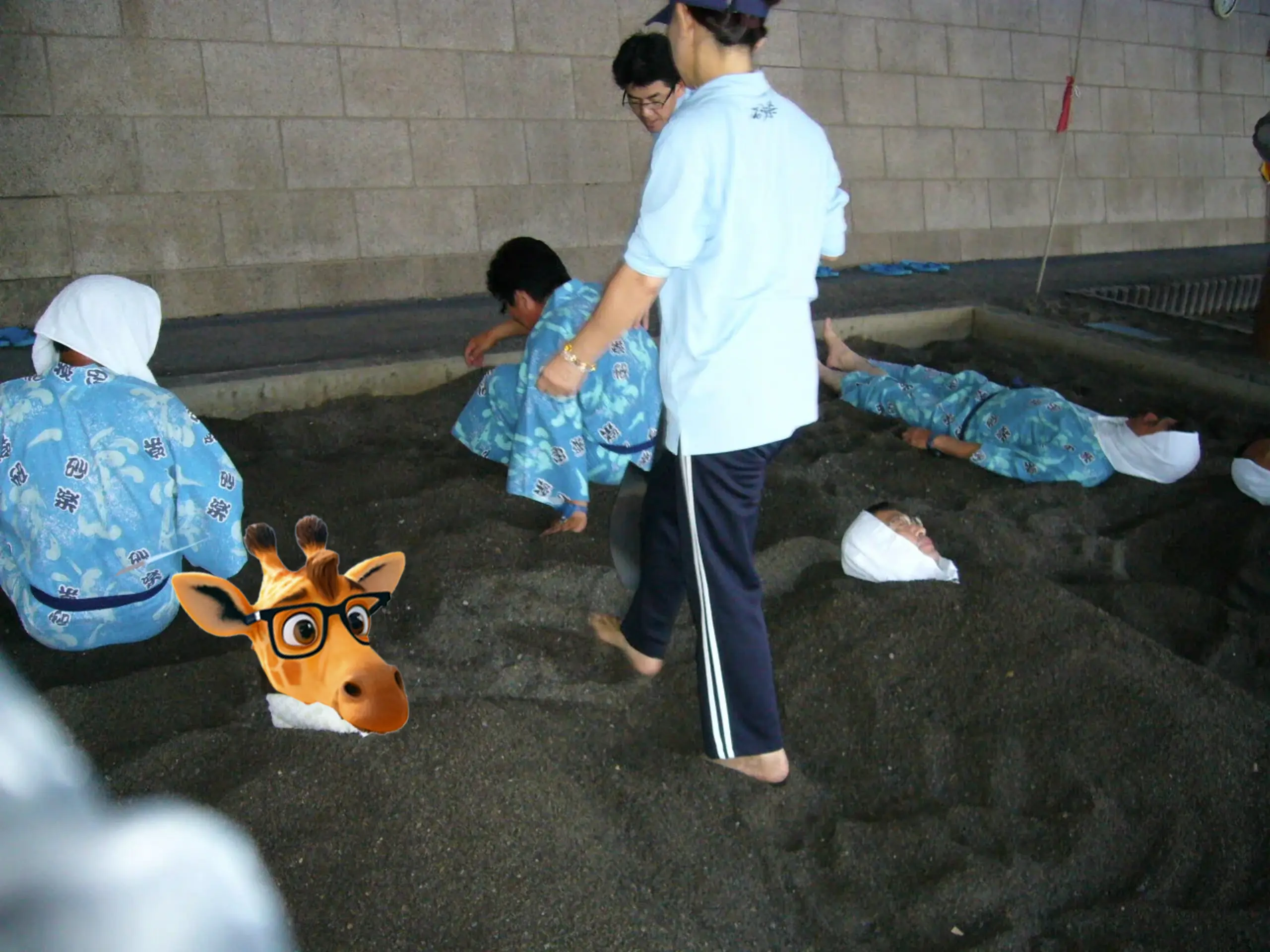 地下には温泉水が流れる「砂むし風呂」に入る私