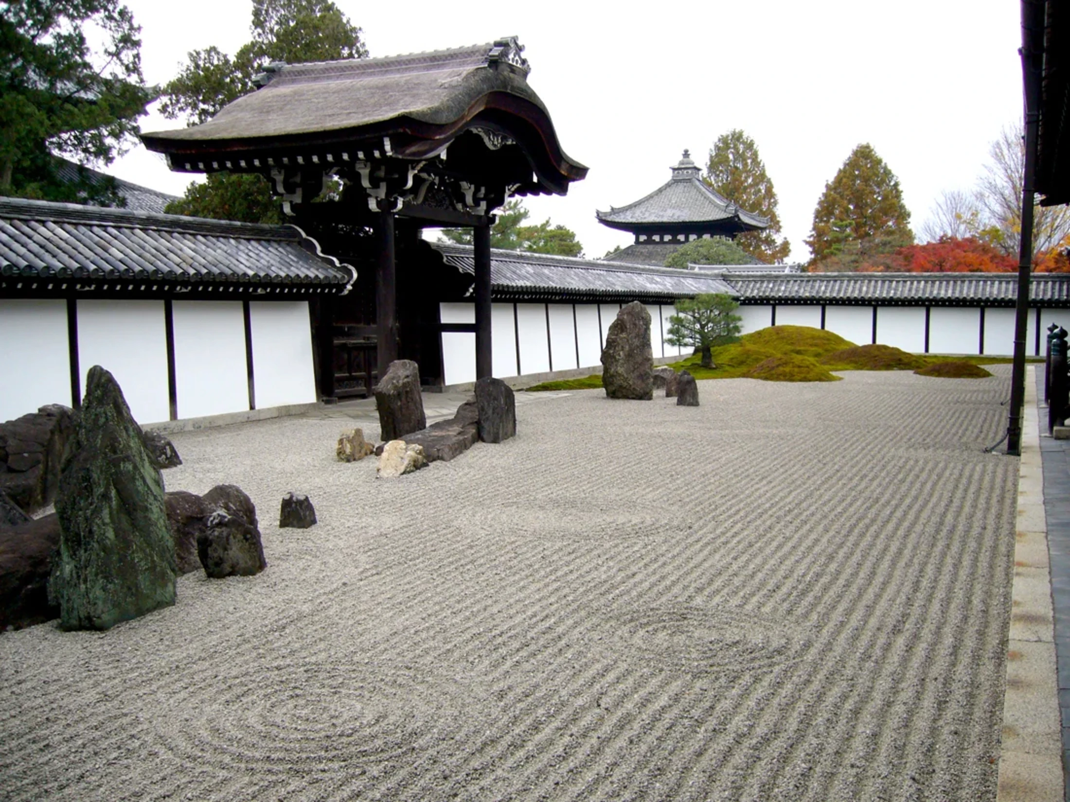 近代芸術の抽象的構成をとり込んだ枯山水式庭園