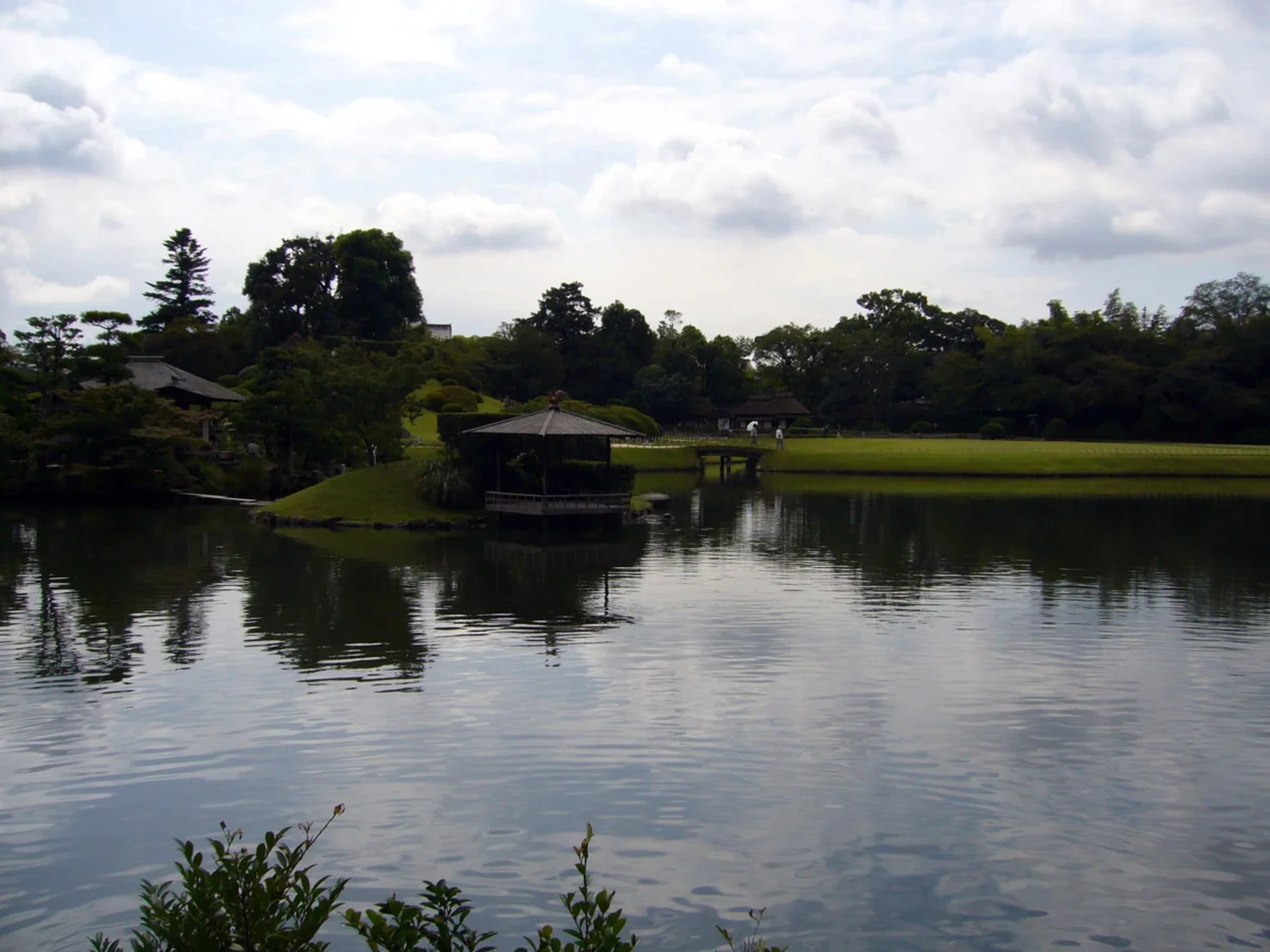 岡山後楽園にて池を撮影