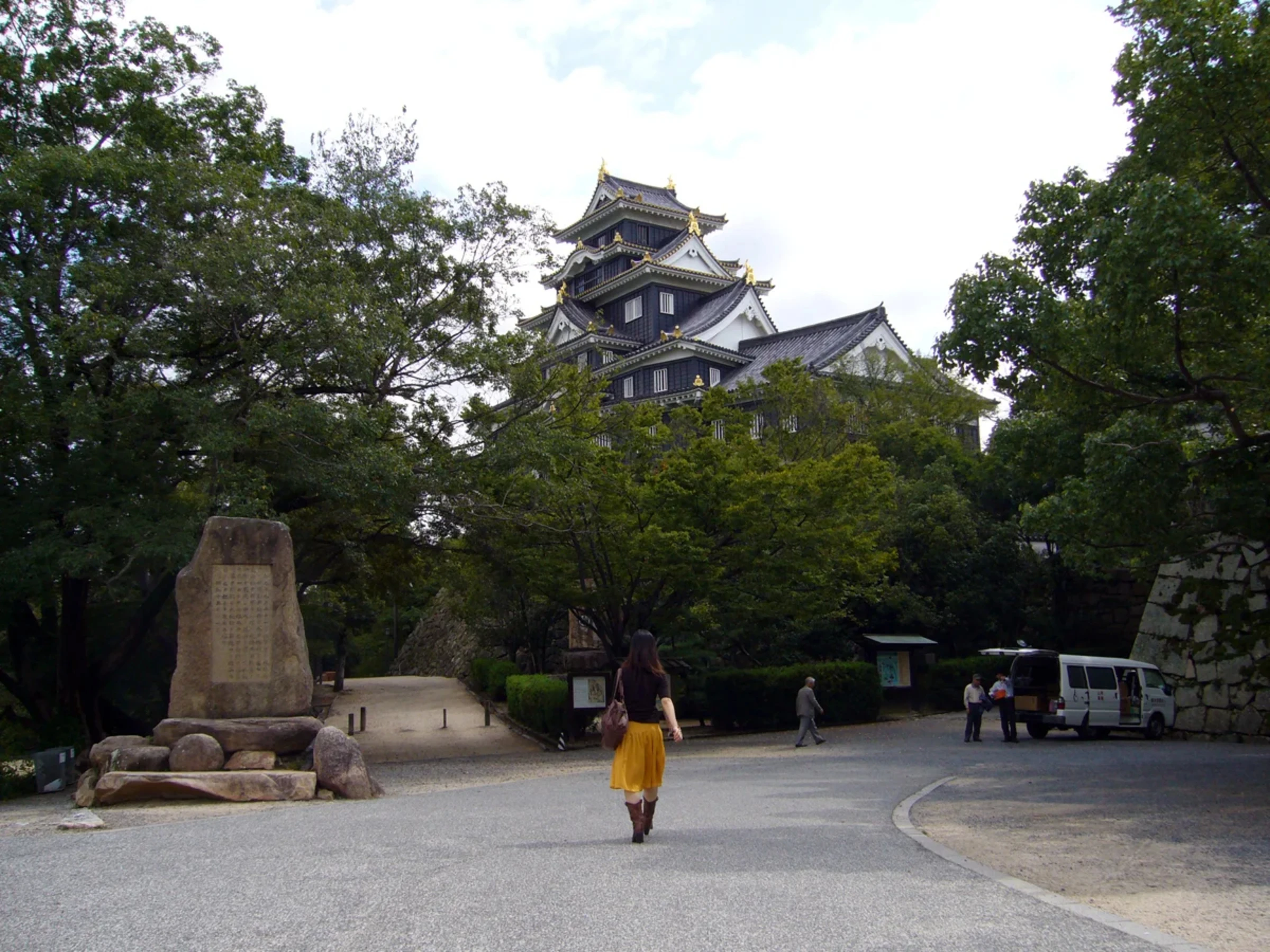 岡山城へ向かう