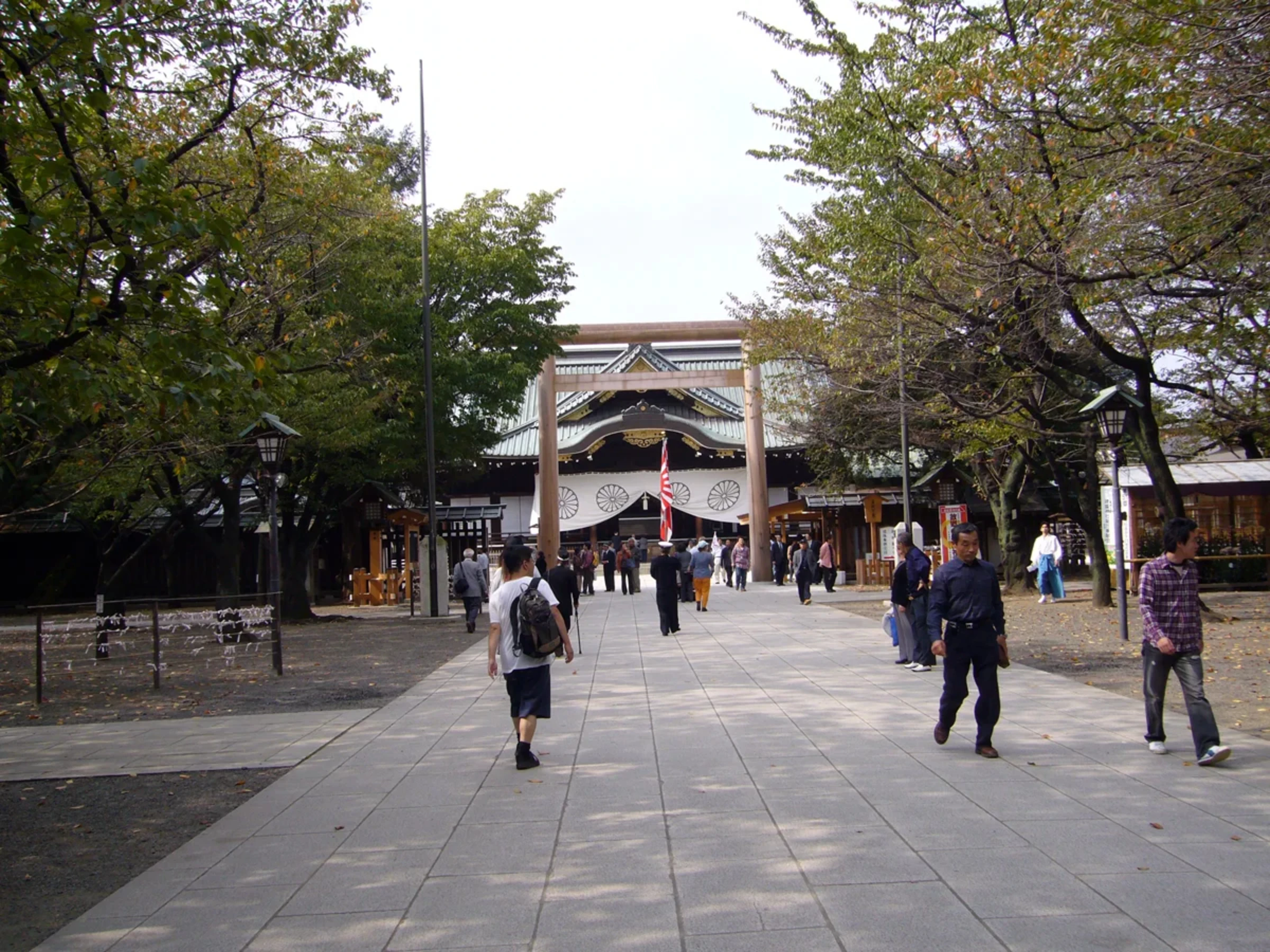 靖国神社境内へ向けて歩く