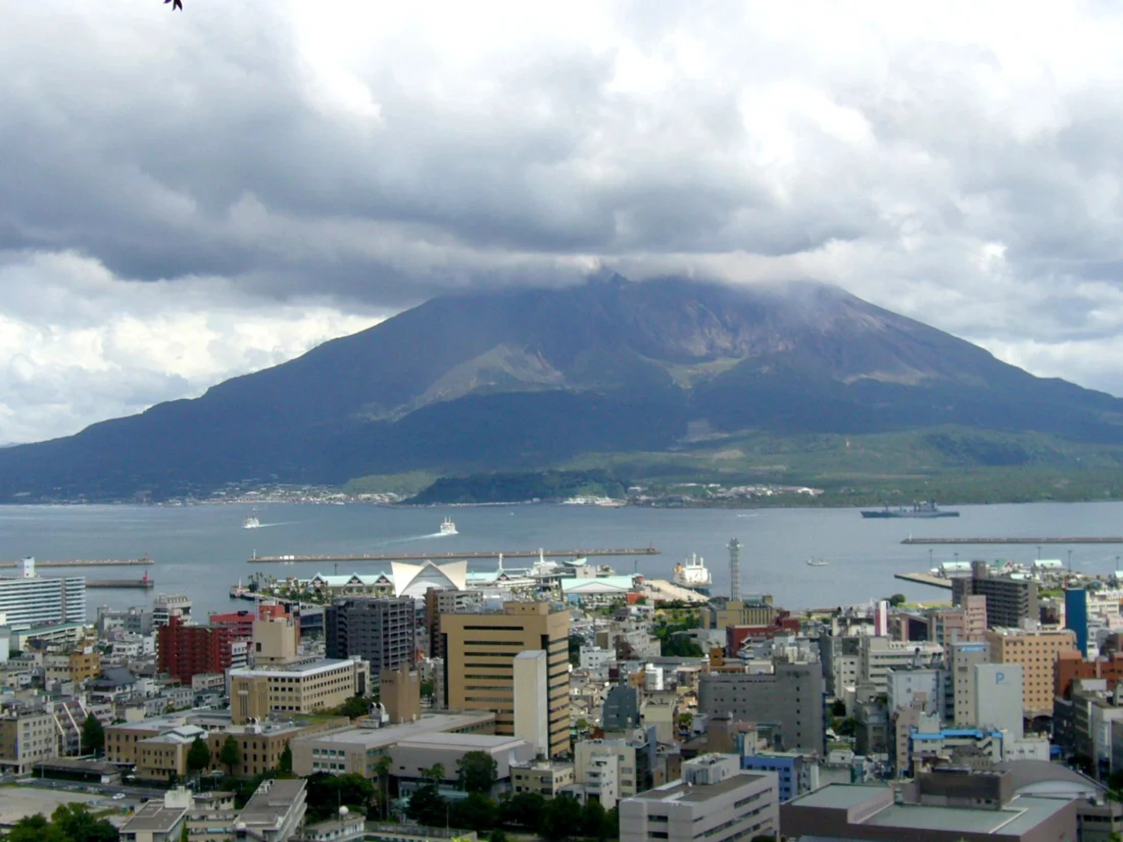 城山展望台から桜島を見る