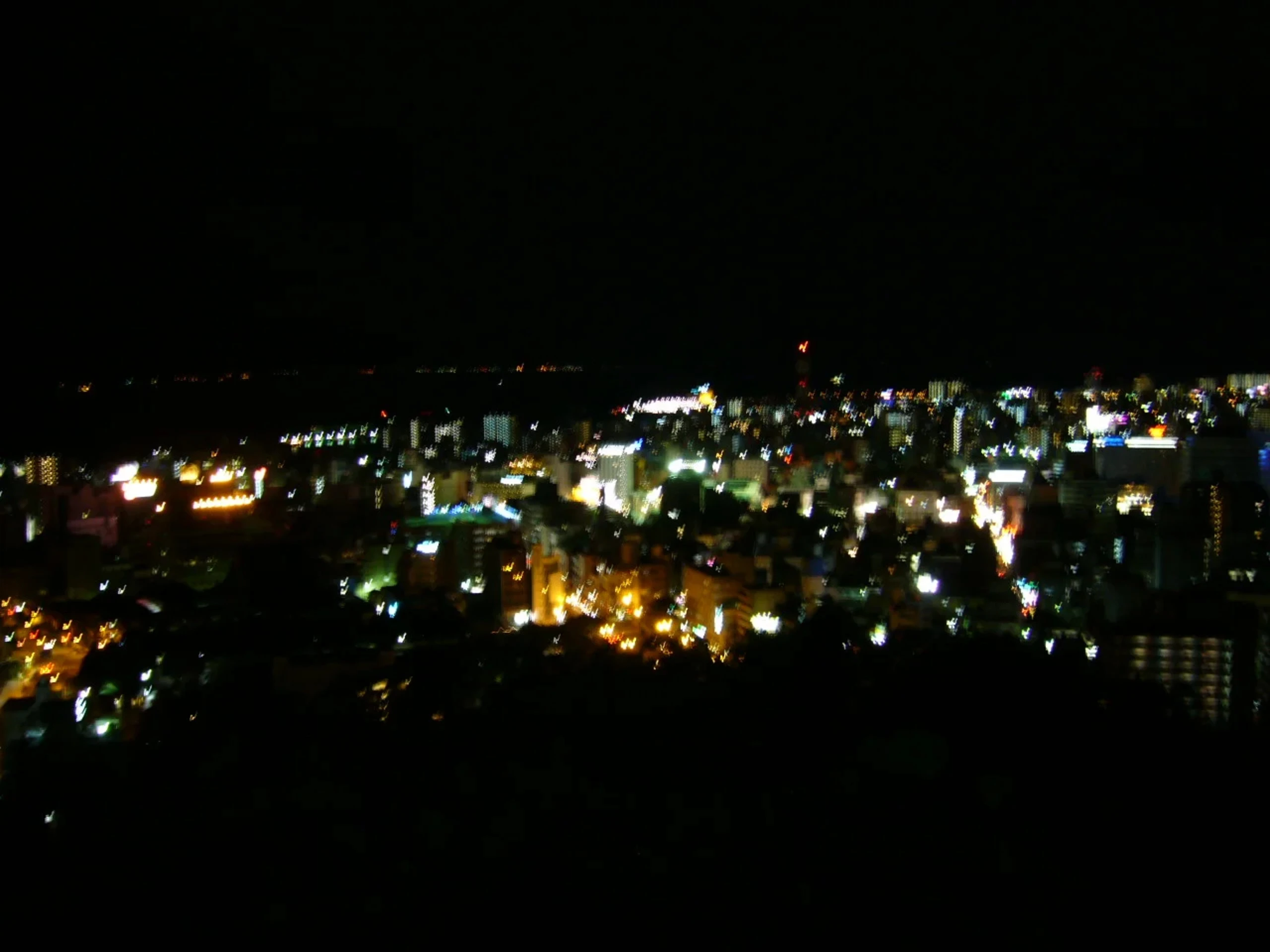 夜に再度来てみると、夜景が一望できました