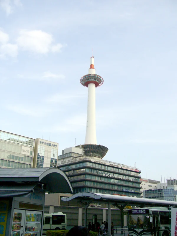 京都駅から見た「京都タワー」