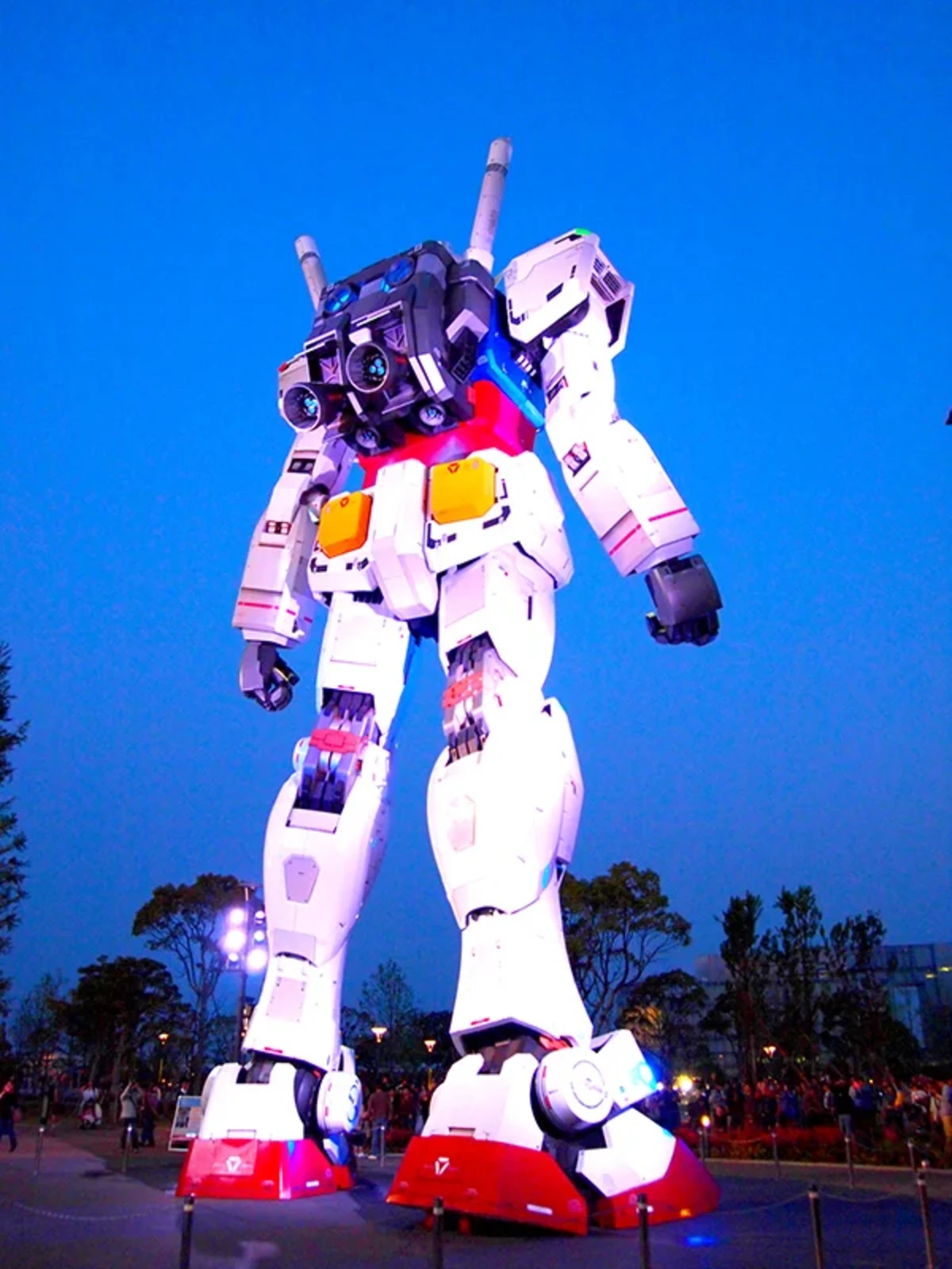 背後から見たガンダム