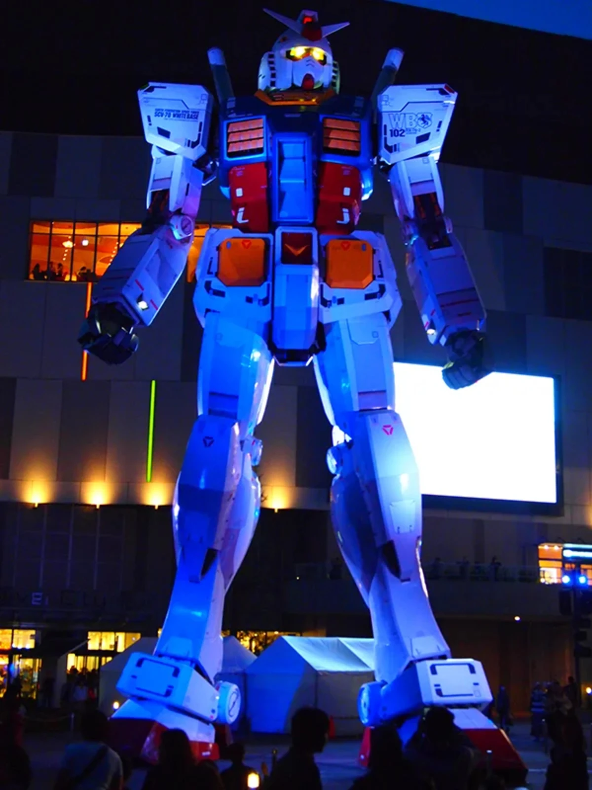 ライトアップされた巨大ガンダム