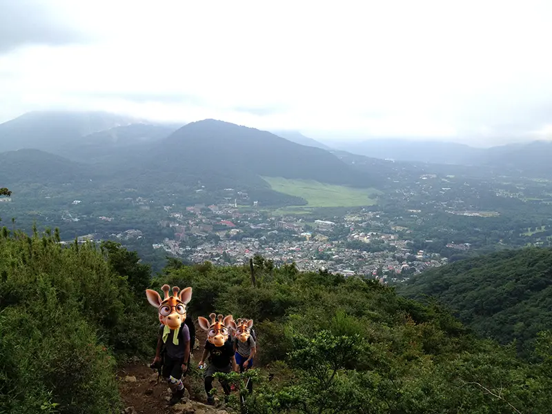 山頂から見た神山と仙石原。右奥に芦ノ湖。