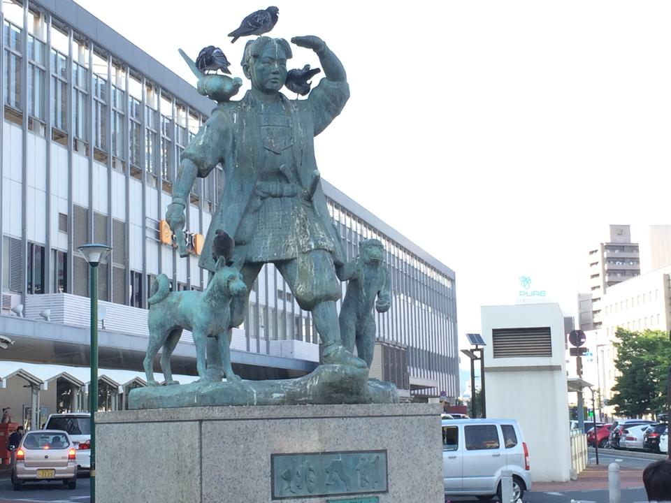 岡山駅前の「桃太郎」像