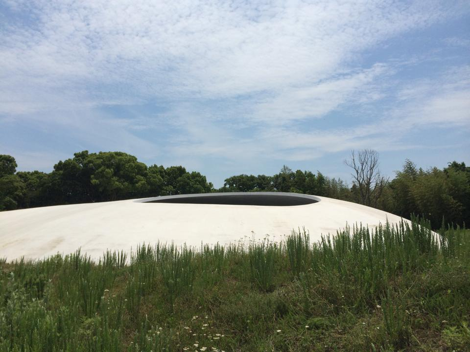 豊島美術館