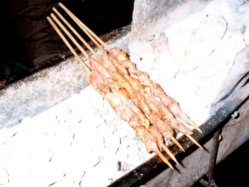 露店での羊肉の串焼き